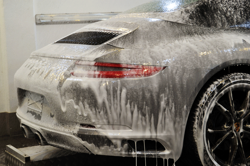 Porsche bei der Handwäsche Erding - München